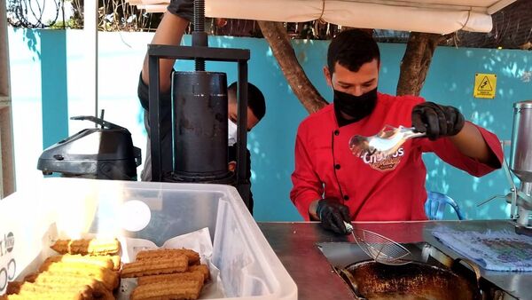 Jóvenes venden más de 1.600 churros por día en Concepción