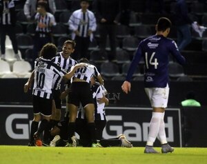 Versus / Libertad derrota a Guaireña y sigue firme en busca del título - PARAGUAYPE.COM