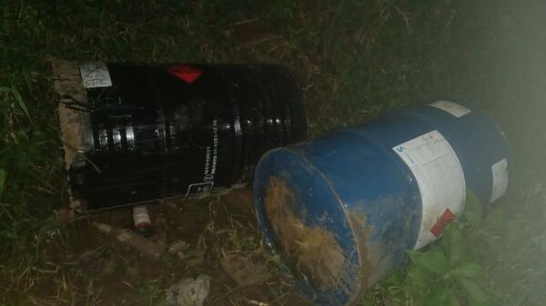 Cuatro tambores con residuos inflamables fueron abandonados en un baldío de Luque - Policiales - ABC Color