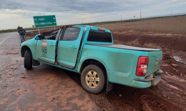Pista mojada provoca vuelco de camioneta de la ANDE en la zona sur de Los Cedrales – Diario TNPRESS