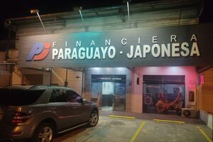 Forzaron puerta de Financiera Paraguayo-Japonesa - Nacionales - ABC Color