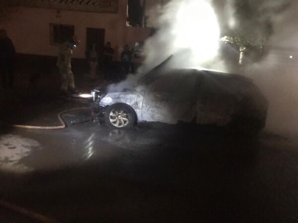 Vehículo ardió en llamas en la vía pública - Radio Imperio