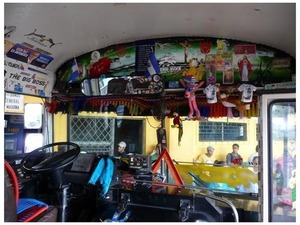 Prohíben peluches y otros “decorados” en los buses | 1000 Noticias