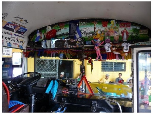 Prohíben peluches y otros “decorados” en los buses | 1000 Noticias