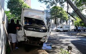 Fuerte choque en el centro de Asunción  - Policiales - ABC Color