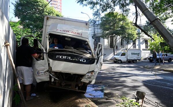 Fuerte choque en el centro de Asunción - Policiales - ABC Color