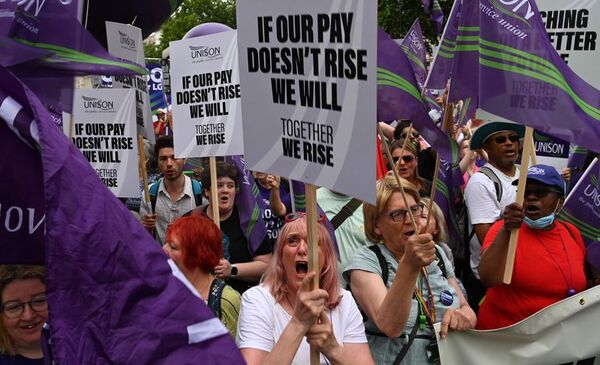 Miles de personas protestan en Londres contra suba de precios e incremento de costo de vida - Mundo - ABC Color