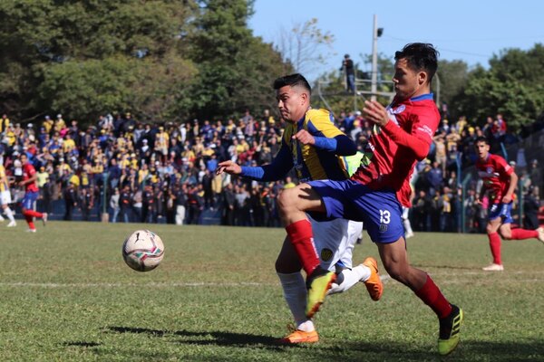 Colegiales sorprende a Luqueño y pone la Intermedia al rojo vivo