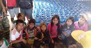 La Nación / Ante ausencia del Gobierno, apuestan a la solidaridad y llevan 5.000 litros de agua a indígenas