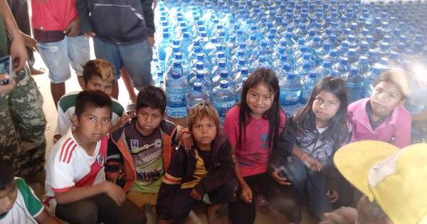 La Nación / Ante ausencia del Gobierno, apuestan a la solidaridad y llevan 5.000 litros de agua a indígenas