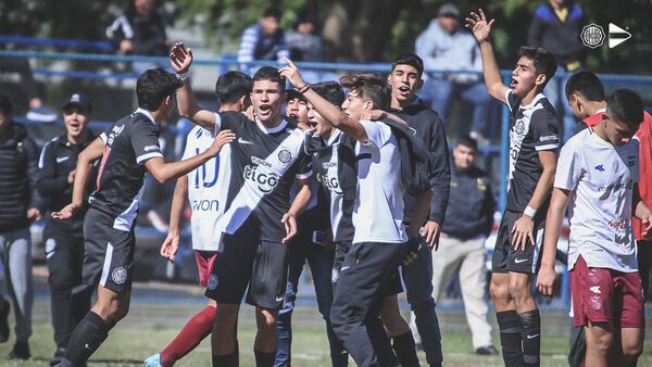 Olimpia logra otro título invicto en sus formativas