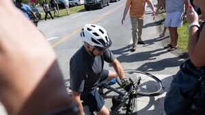 Joe Biden se cae de la bicicleta durante paseo por la playa