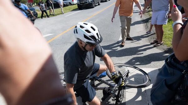 Joe Biden se cae de la bicicleta durante paseo por la playa