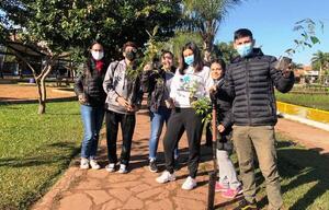 Estudiantes arborizan jardines de la laguna de Itá •