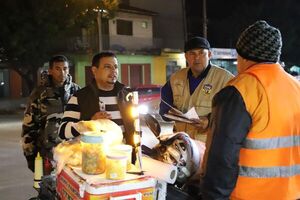 Desalojan puestos de vendedores informales que ocupan aceras de Luque - Nacionales - ABC Color