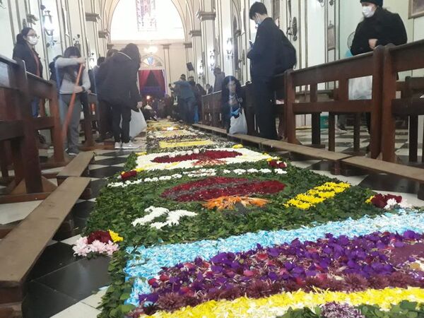 Alfombra de flores para celebrar solemnidad de Corpus Cristi en la Catedral de San Lorenzo - Nacionales - ABC Color