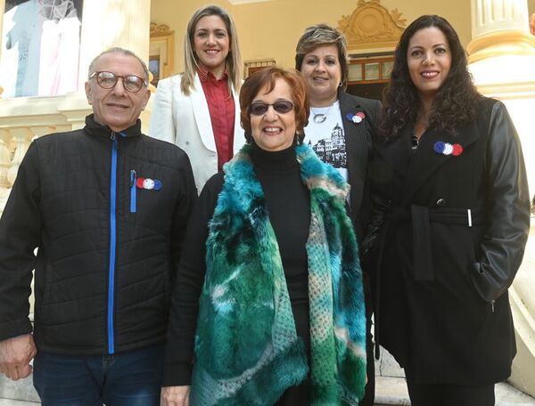 Artistas izan primera bandera en Corrientes  - ABC Revista - ABC Color