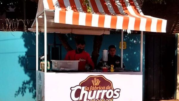 Asaltan e intentan quemar carrito de churros de jóvenes emprendedores