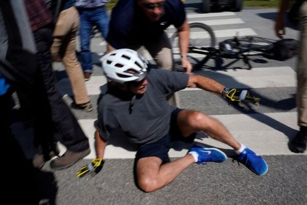 Caída presidencial durante un paseo en bici