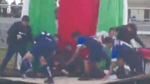 Tarima se cayó en plena entrega de las medallas