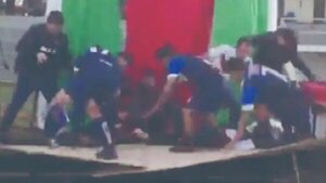 Tarima cayó cuando futbolistas estaban encima - PARAGUAYPE.COM