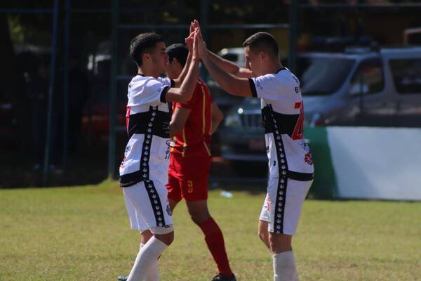 Crónica / Primera B: Aregueños vacunaron a luqueños de la mano de Solalinde