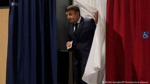 Alianza de Macron gana parlamentarias, pero pierde mayoría