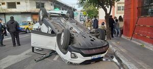 Auto vuelca tras accidente en el microcentro de Asunción - Nacionales - ABC Color