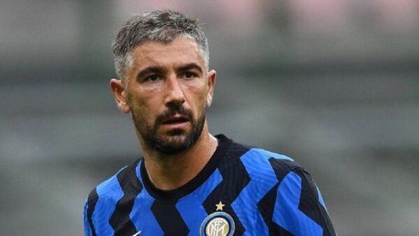 Kolarov anuncia su retirada del fútbol