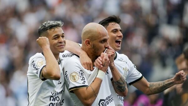 Corinthians gana y alcanza al Palmeiras en la cima