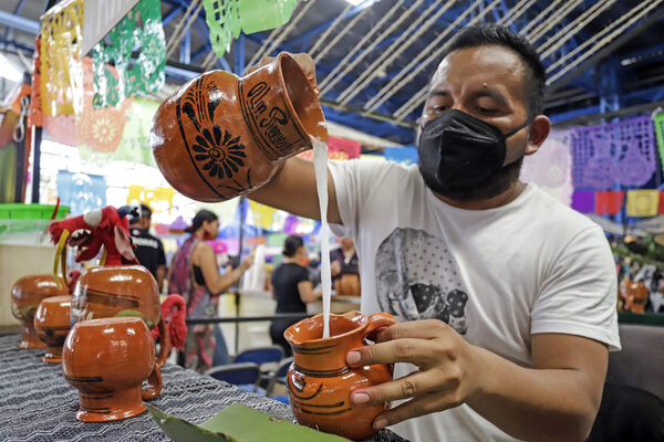 Los mezcaleros del centro de México sufren el alza en los precios de los envases - MarketData