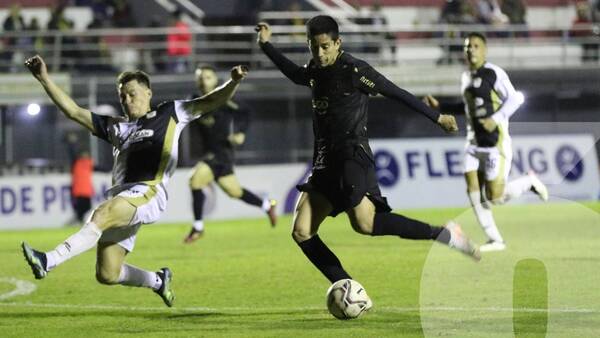 Crónica / [VIDEO] El “Indio” ganó y propinó dos flechazos al “Tacua”