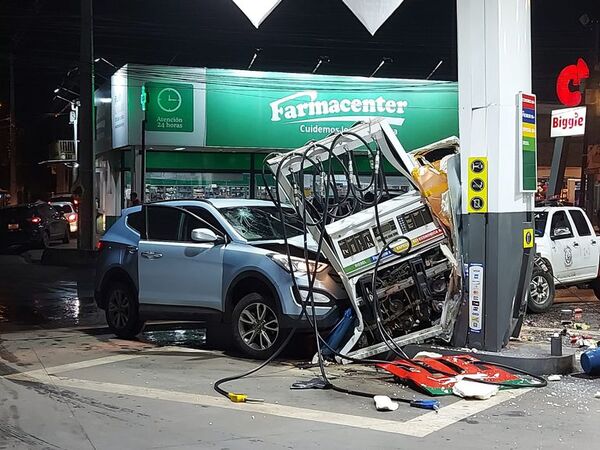 Camioneta colisiona brutalmente contra expendedora de servicentro - Policiales - ABC Color