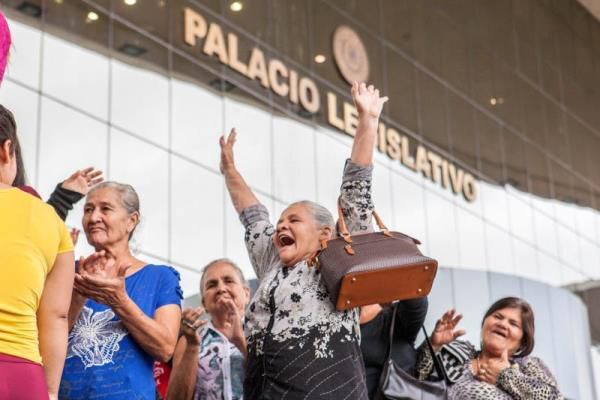 Luis Vera presentará su fotolibro “¡Trabajadoras!” en París - Cultura - ABC Color