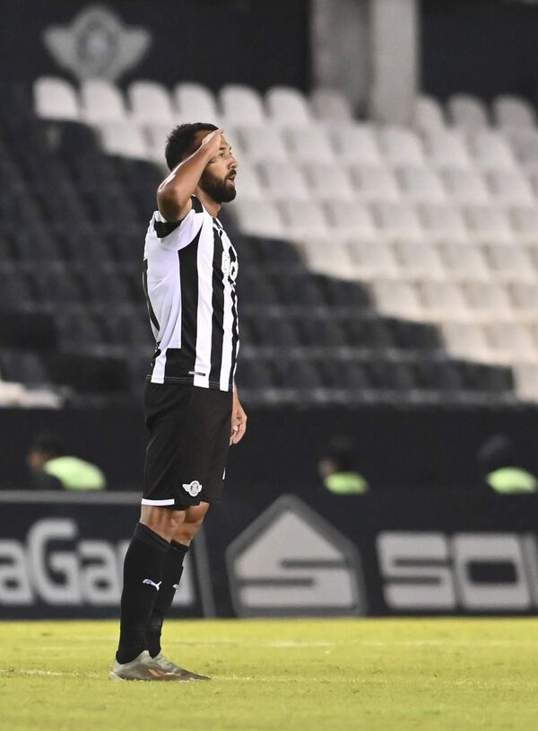 Ramón presiona con buenas actuaciones en Libertad - Fútbol - ABC Color