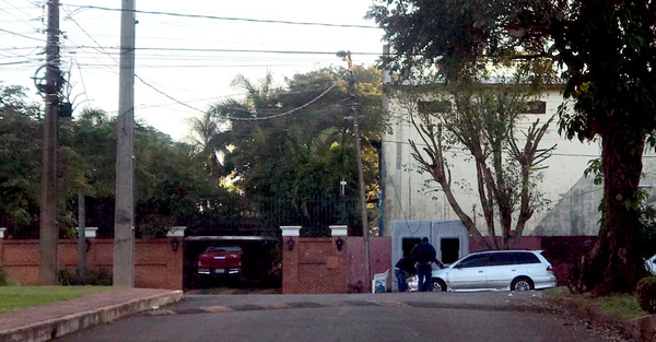 ZI nuevamente usurpa vereda con una caseta de seguridad - La Clave