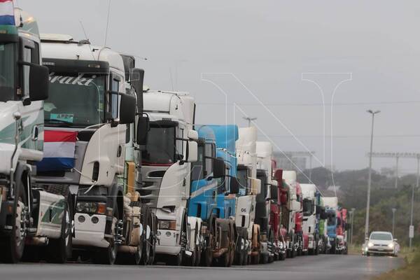 Diario HOY | Camioneros piden reducir impuestos por 6 meses para bajar el combustible