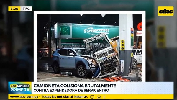 Conductora choca contra expendedora de surtidor