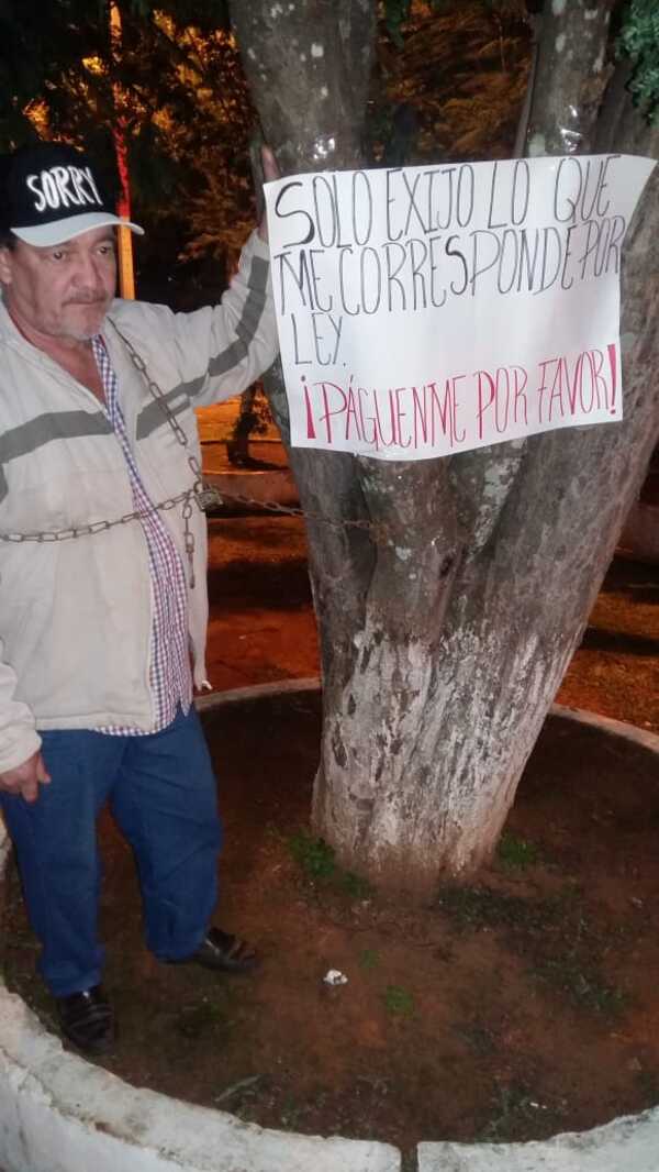 Extrabajador se encadena frente a Comuna de Mallorquín para exigir cobro de indemnización - La Clave