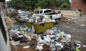 Detienen a 5 personas por tirar basura en vereda - OviedoPress