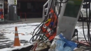 Conductora atropella una gasolinera en Fernando de la Mora