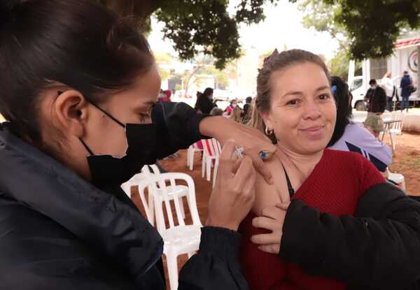Ministro insta a la inmunización resaltando disponibilidad de vacunas contra la influenza y covid-19 - .::Agencia IP::.