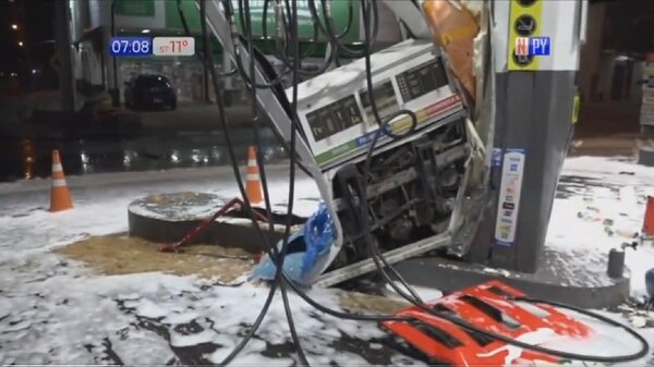 Conductora atropelló una gasolinera en Fernando de la Mora - PARAGUAYPE.COM