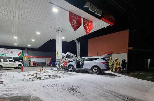 Diario HOY | Conductora perdió el control y chocó contra una estación de servicio