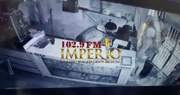 Hurtan prendas de vestir y dinero en efectivo de una tienda - Radio Imperio