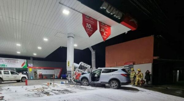 Conductora perdió el control y chocó contra una estación de servicio