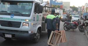 La Nación / Retiran objetos para reserva ilegal de estacionamiento en el Mercado 4
