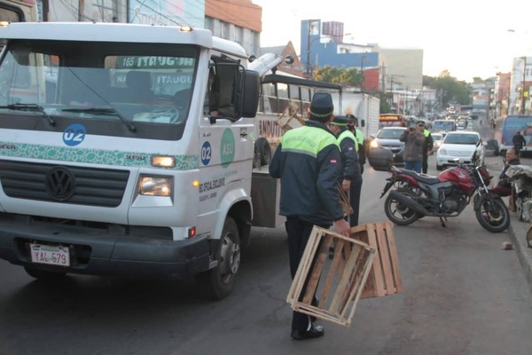 Diario HOY | PMT despeja estacionamientos reservados por cuidacoches en Mercado 4