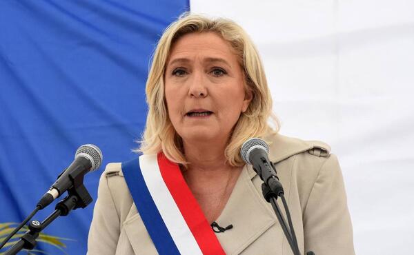 Partido de Marine Le Pen da un golpe electoral en Francia