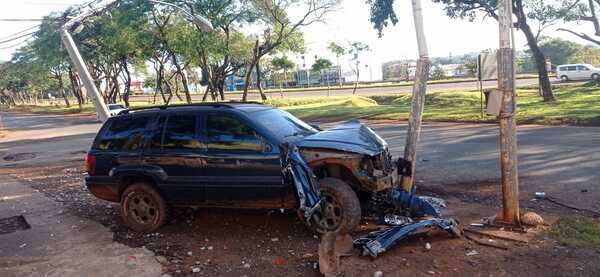 Ebrio al volante derriba poste de la ANDE en el km 4,5 de CDE - La Clave